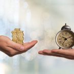 Marketing de averiguação entre o tempo da compra